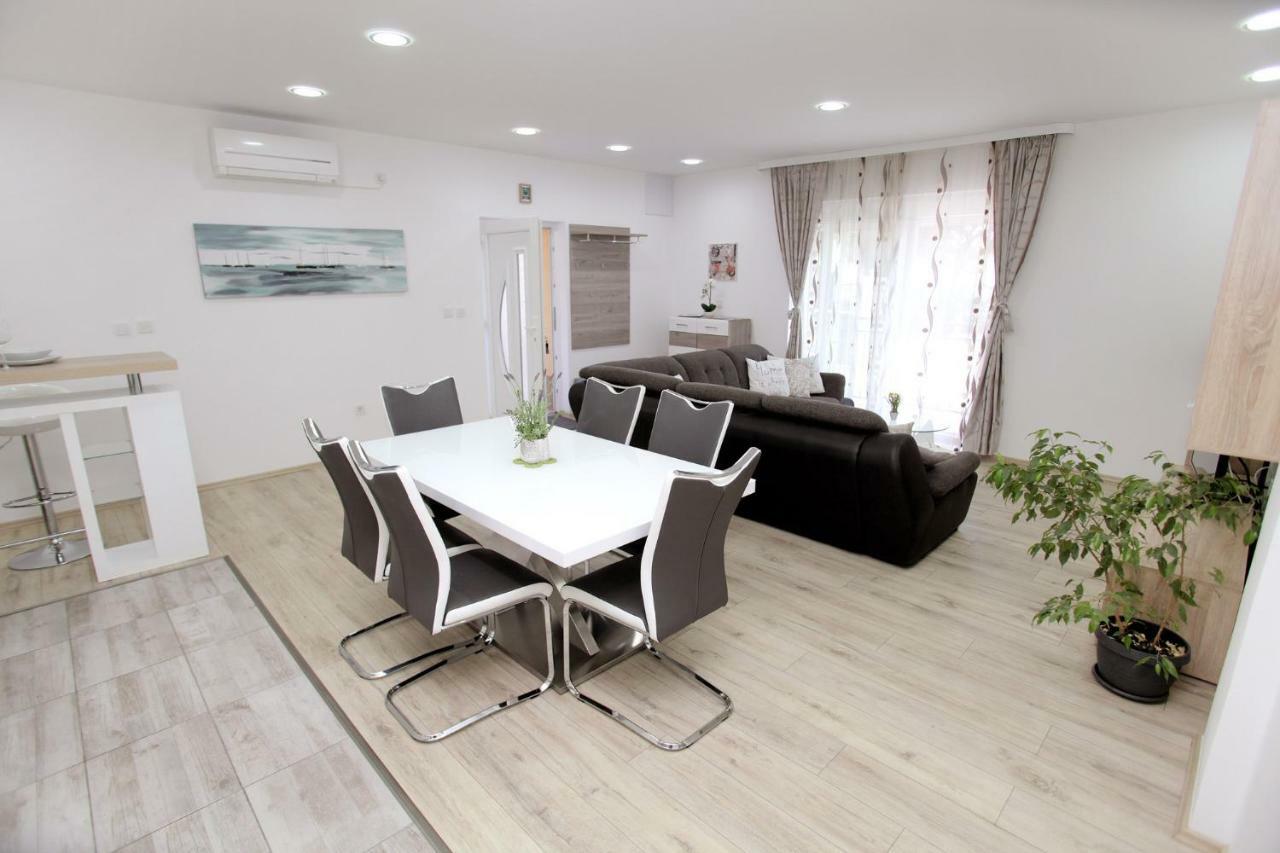 Apartments Viki Trogir Buitenkant foto