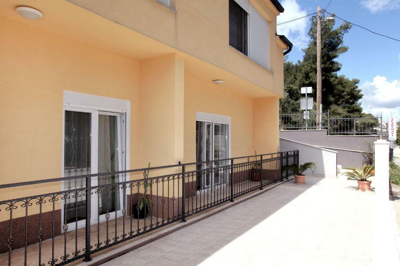 Apartments Viki Trogir Buitenkant foto